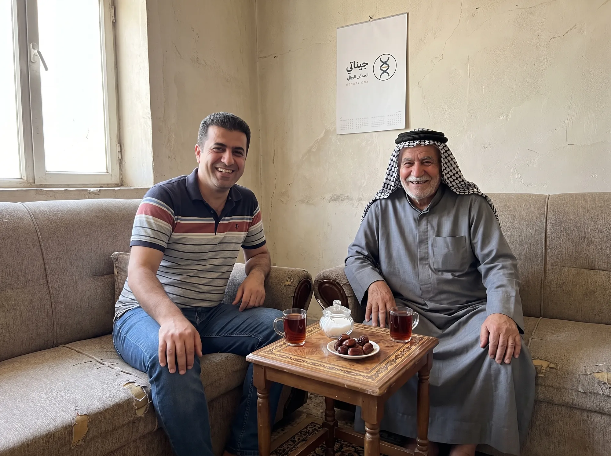 Ein älterer irakischer Vater mit seinem Sohn in ihrem Zuhause